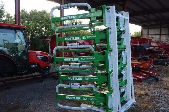 Bale-Grabbers-Handlers-HUSTLER-SOFTHANDS-LM100-76476